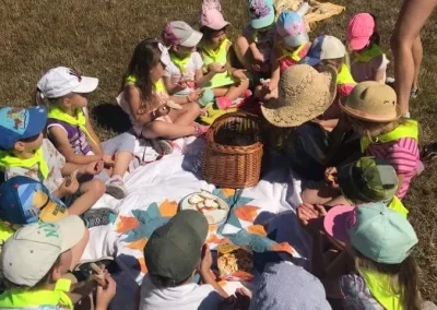 Grupa dzieci na kocu piknikowym