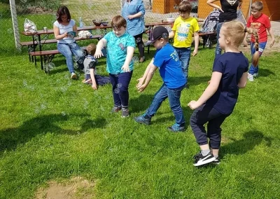 Dzieci bawiące się na trawie