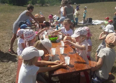 Dzieci siedzące przy drewnianym stole